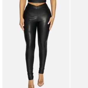 Naked Wardrobe The NW V-Waist liquid
Leggings